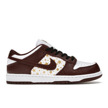Load image into Gallery viewer, Nike SB Dunk Low Supreme Stars "Barkroot Brown" (2021)