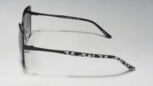Load image into Gallery viewer, Isaac Mizrahi 30259 Sunglasses
