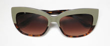 Load image into Gallery viewer, Isaac Mizrahi 30234 Sunglasses

