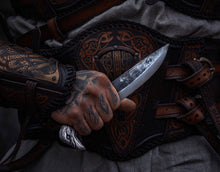 Load image into Gallery viewer, Raven Hilt Knife - 5.5&quot; Blade (13 cm)
