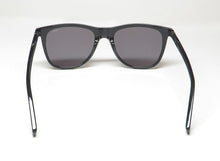 Load image into Gallery viewer, Tumi Stu506 Sunglasses
