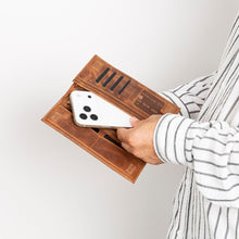 Load image into Gallery viewer, Tenuta Leather Universal Wallet
