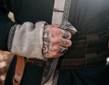 Load image into Gallery viewer, Raven Hilt Knife - 5.5&quot; Blade (13 cm)
