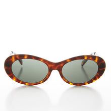 Load image into Gallery viewer, Oval Mod Punk Cateye 90s Vintage Sunglass - Loretta
